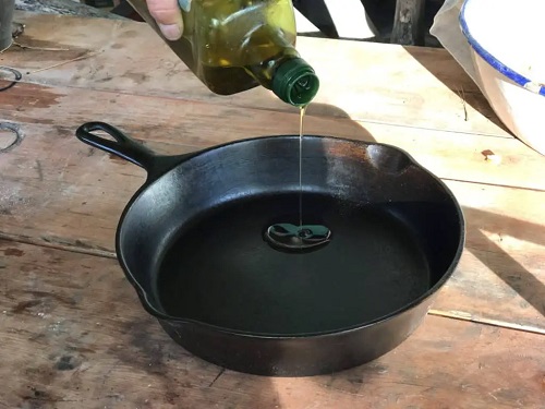 Seasoning Cast Iron with Grapeseed Oil | Benefits and Usage 2