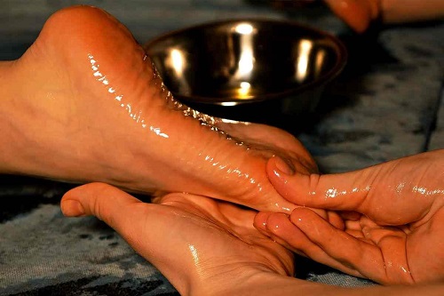 5 Benefits of Rubbing Castor Oil on Bottom of Feet 2