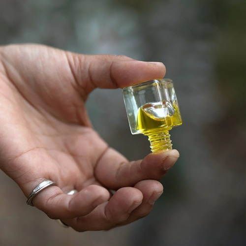 vetiver oil Perfect For Perfumery