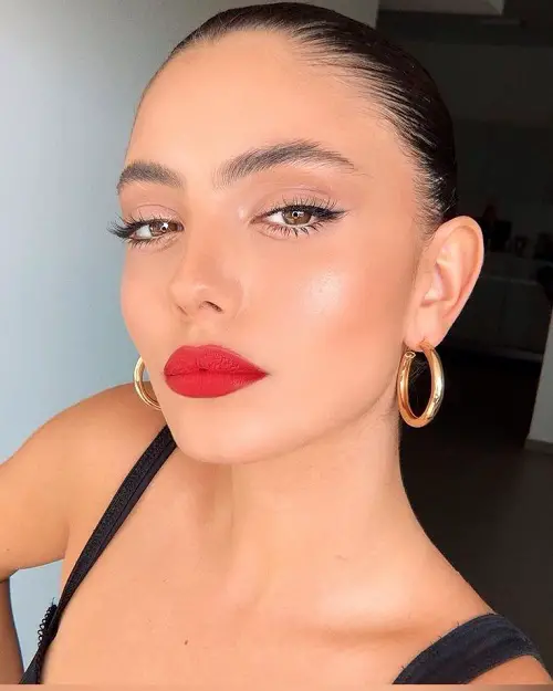 Apply The Lipstick